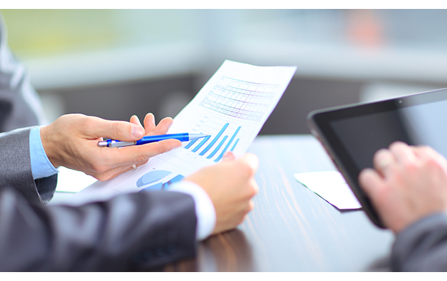 千庫網(wǎng)_業(yè)務(wù)團(tuán)隊(duì)一起分析市場(chǎng)研究結(jié)果_攝影圖編號(hào)276564