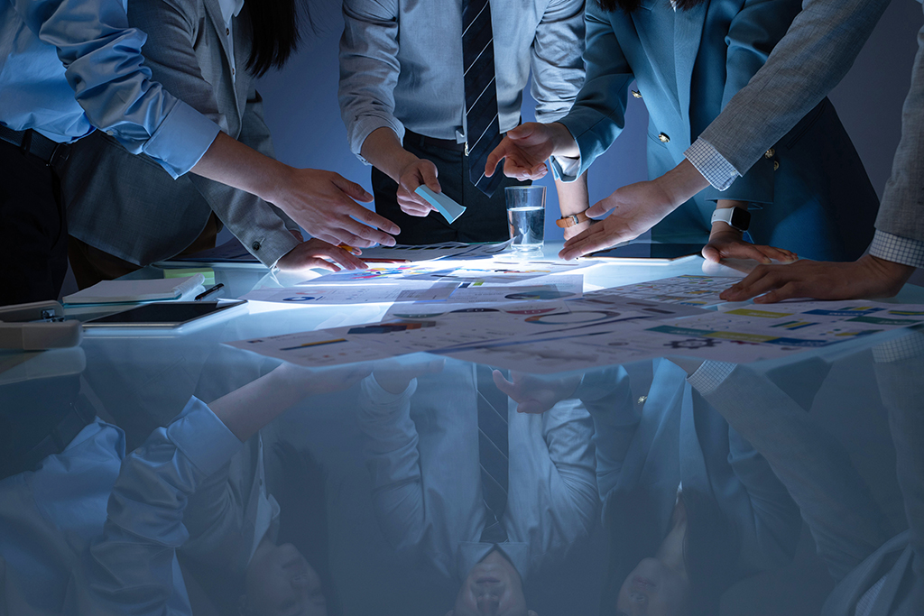 千庫網(wǎng)_商務人士在辦公室里討論工作_攝影圖編號20083167 千庫網(wǎng)_商務人士在辦公室里討論工作_攝影圖編號20083167