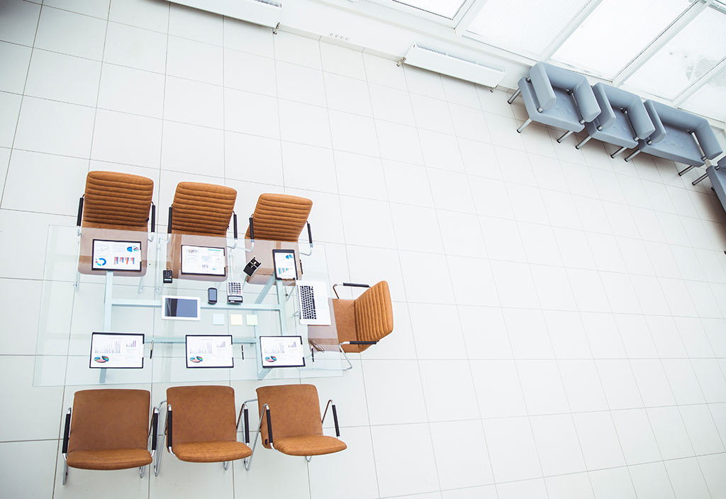 千庫(kù)網(wǎng)_頂視圖 - 現(xiàn)代會(huì)議室中舉行商務(wù)會(huì)議的場(chǎng)所。_攝影圖編號(hào)18063397